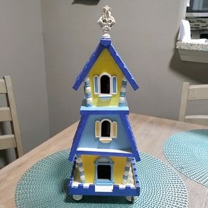 Birdhouse decoration so cute!